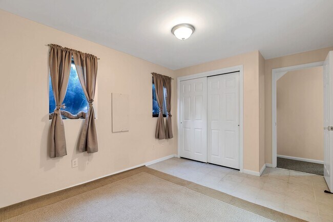 Building Photo - Very Charming 3 Bedroom And 2.5 Bathroom Townhouse With Private Deck In Country Creek