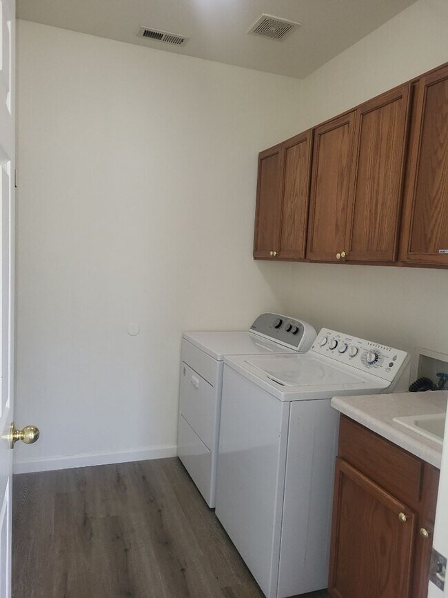 Building Photo - 9955 Sandhaven Ct