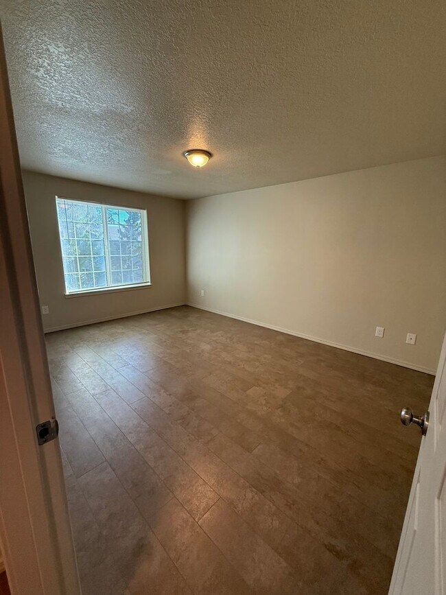 Building Photo - 3 Bedroom/2.5 Bath Home in the Carter Park...
