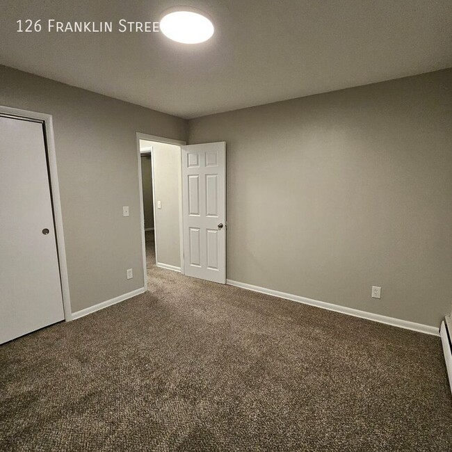 Building Photo - Cozy 1-Bedroom Apartment - Available April...