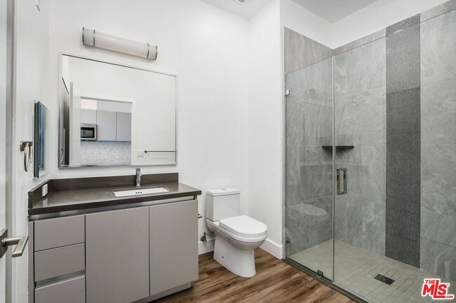 Building Photo - 453 S Kenmore Ave