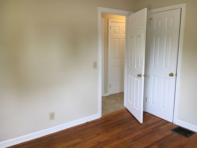 Building Photo - **4-BEDROOM HOUSE W/ GARAGE IN NORTH COLUM...
