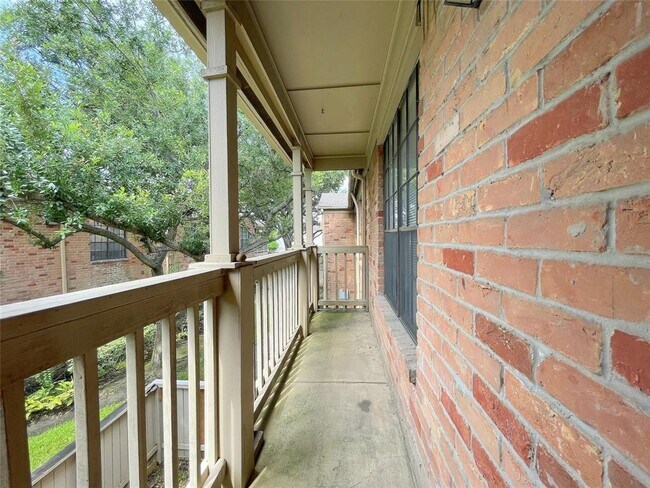 Building Photo - 2255 Braeswood Park Dr