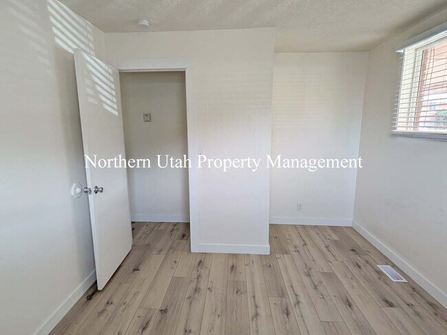Building Photo - 3 Bed 1 Bath with HVAC