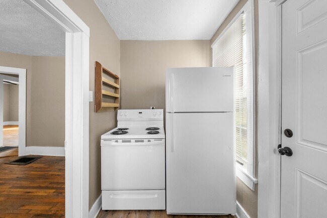 Building Photo - 2 Bedroom Pet Friendly Home For Rent Near APSU!