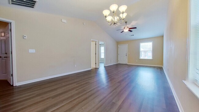 Building Photo - 2 Bed/ 2 Bath Townhouse