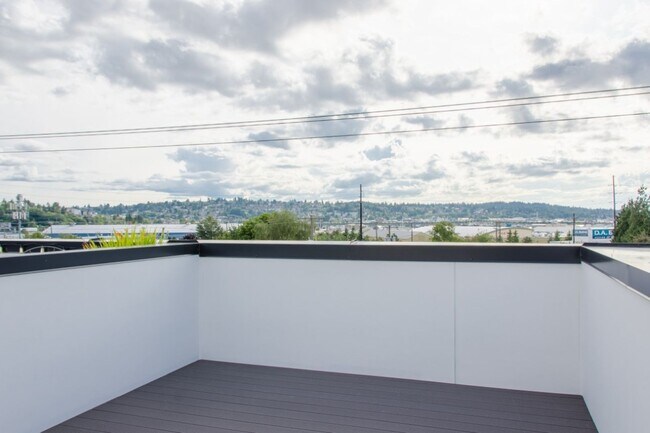 Building Photo - 2Bd/2Ba Seattle Townhouse