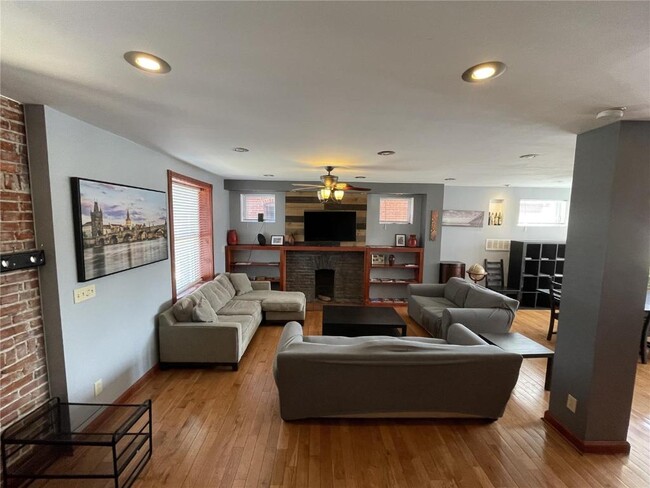 Building Photo - 5746 De Giverville Ave