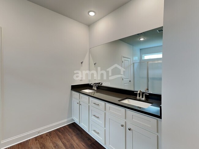 Building Photo - 194 Spruce Cir