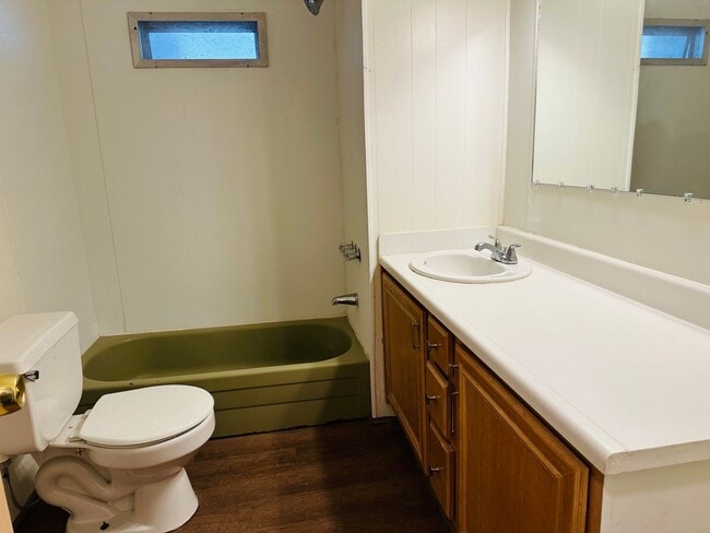 Building Photo - 5-Bed/2.5-Bath Rental by the Colorado River and Marina Proximity and Shopping Convenience!