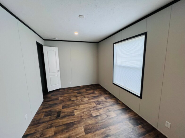 Building Photo - 9477 Lansdowne Rd