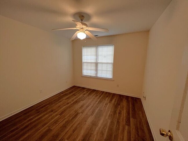 Building Photo - Updated flooring, McClelland Town homes 2BR/2Bath one level patio home, with back court yard! Clo...
