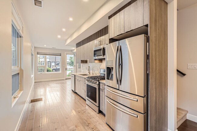 Building Photo - GORGEOUS TOWNHOUSE IN RiNo