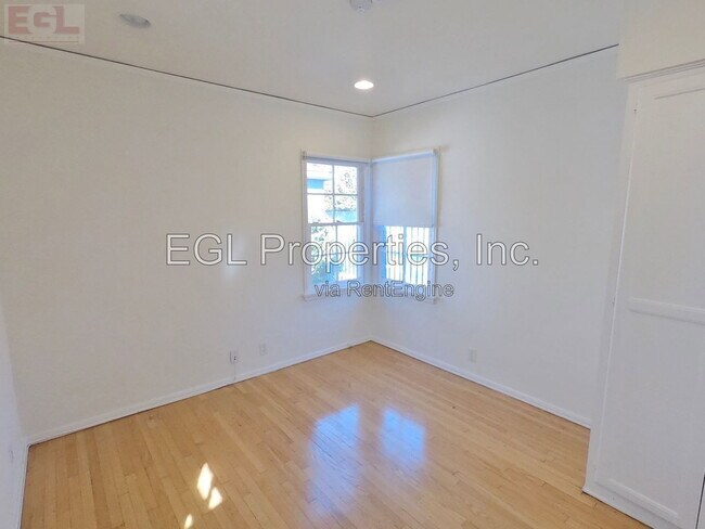Building Photo - 10749 Wellworth Ave