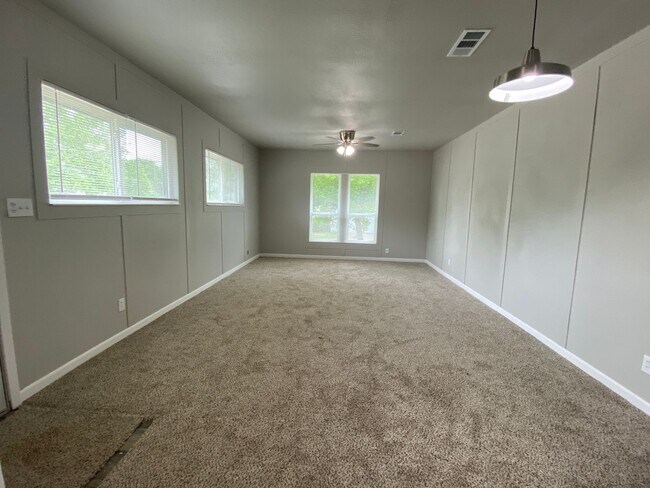 Building Photo - 1101 W Lone Star Ave