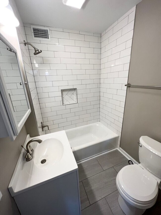 Building Photo - Newly Renovated 3 Bedroom, 1 Bathroom in Spring Hill- Central Air and Brand New Kitchen!!