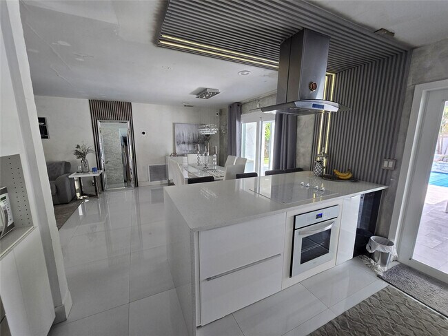 Building Photo - 2340 NE 8th Ave