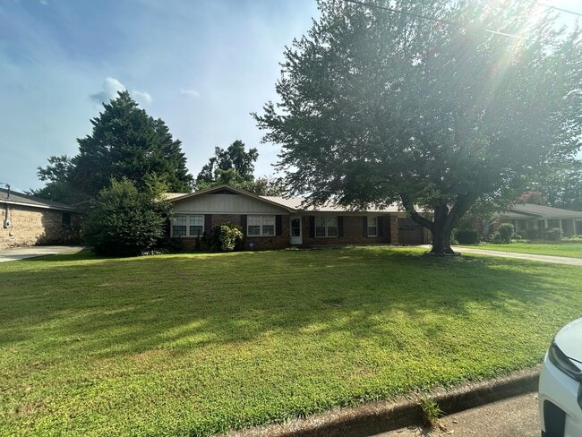 Building Photo - 2203 Lasabre Ln SE