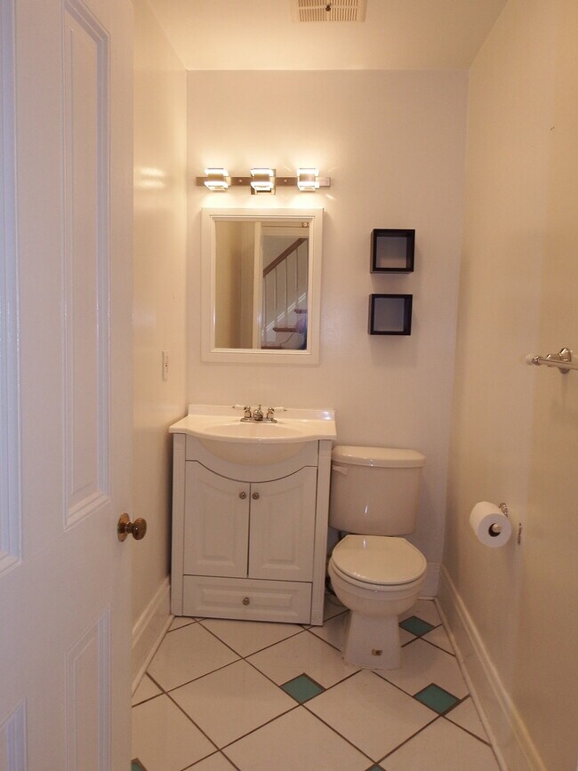 Building Photo - Beautiful Two Level Two Bedroom with Two Baths in Historic Mt Vernon Ready to Move In