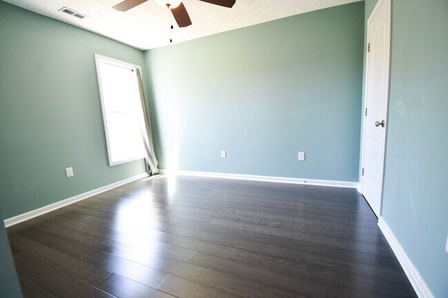 Building Photo - 3 Bedroom 2 Bath Home-Pets Allowed