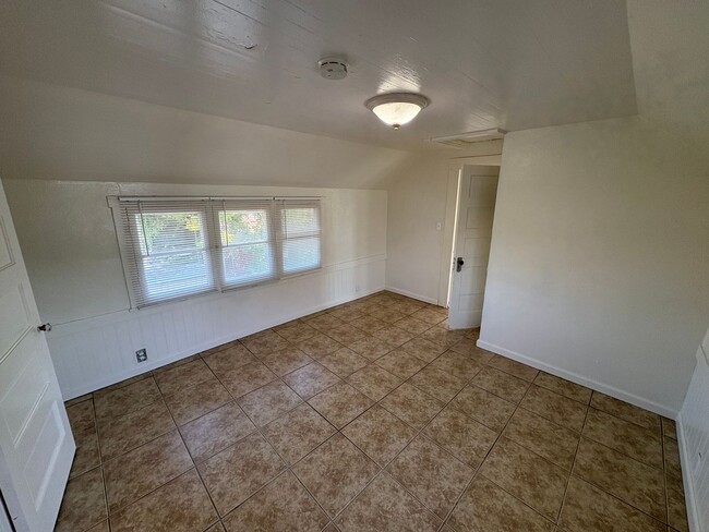 Building Photo - Cozy Upstairs Unit in Dinuba Near Shopping...