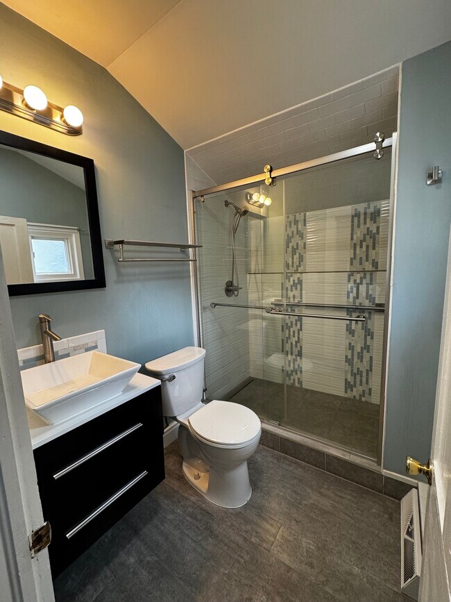 Building Photo - 2444 W 10th St