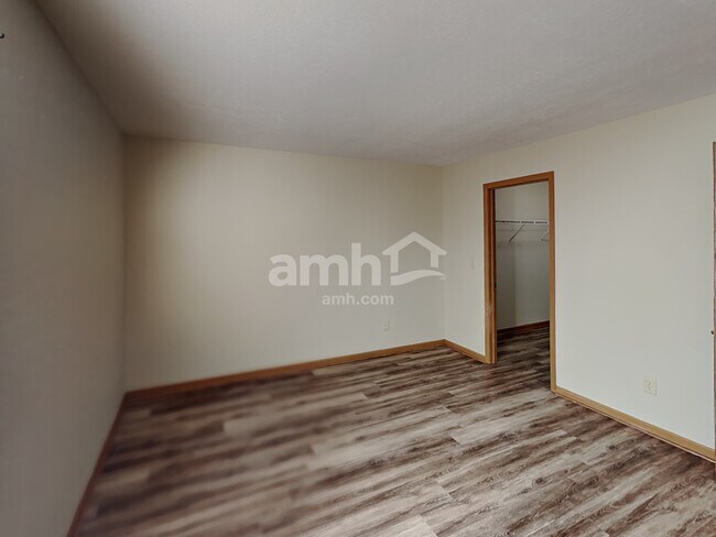 Building Photo - 439 Wellsleyglen Dr