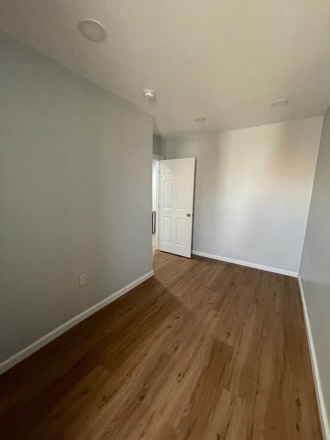 Building Photo - New and Modern 3 Bed. 1.5 Bath Home! W/D! ...