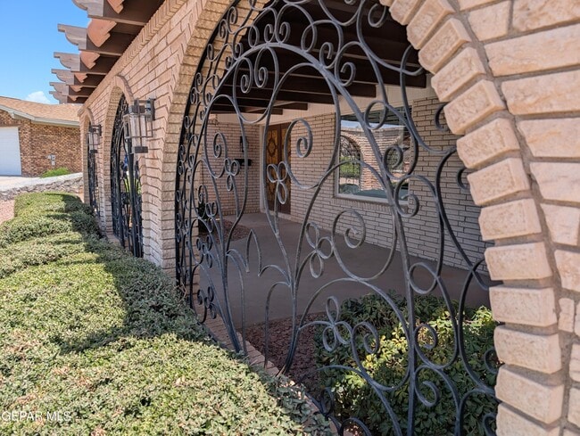 Building Photo - 612 Somerset Dr