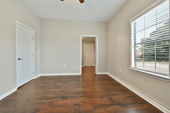 Building Photo - 1501-1503 Desire