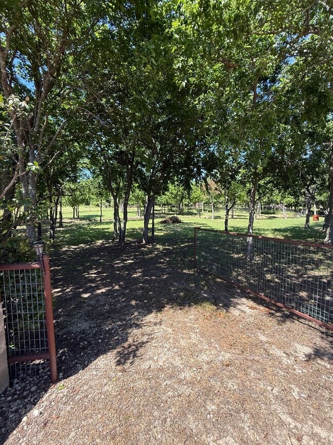 Building Photo - 2 bedroom home fully fenced on nearly an a...