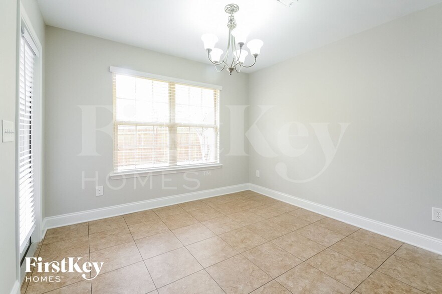 Building Photo - 460 River Crest Dr N