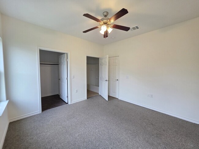 Building Photo - 6110 White Oak Dr