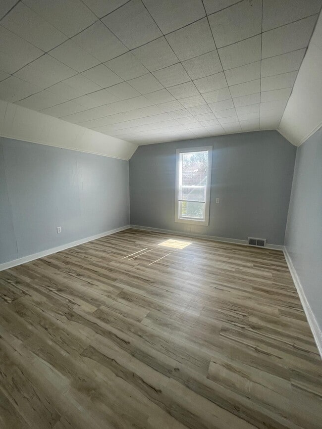 Building Photo - 2105 Bertrand St