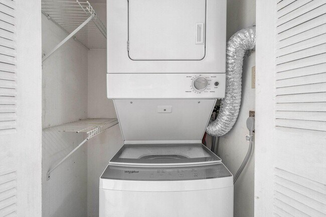 Building Photo - 6736 Palmetto Cir S