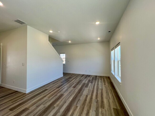 Building Photo - LOVELY TOWNHOME IN SALEM
