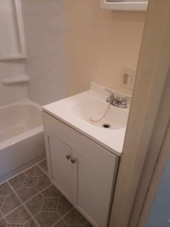 Building Photo - 3 BR House / Section 8 Voucher Accepted