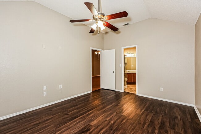 Building Photo - 208 Vines Dr