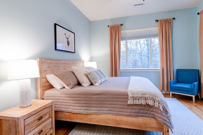 Building Photo - 376 Grandview Dr