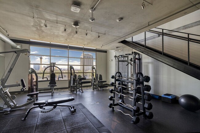 Building Photo - Fully Furnished Spacious One Bedroom - Downtown Las Vegas