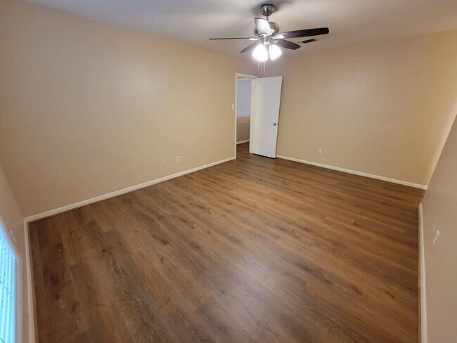 Building Photo - College Station - 3 bedroom / 2 bath / 2 car garage house with fenced in back yard.