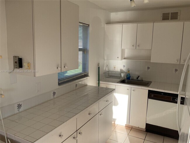 Building Photo - 516 Saxony Dr