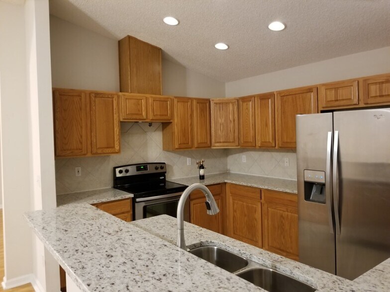 Newly Updated kitchen with granite and faucets. - 808 South Edenbridge Way