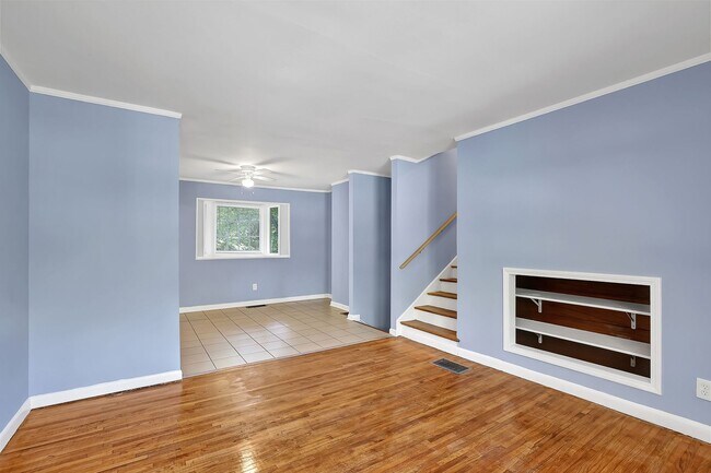 Building Photo - Beautiful, Newly Renovated 5 Bed 2 Bath si...