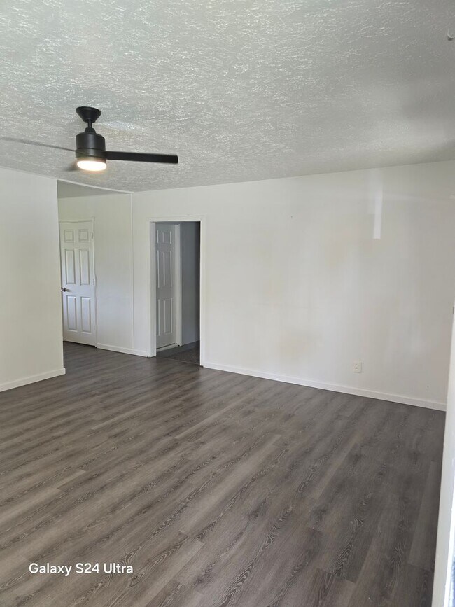 Building Photo - LIMITED TIME**NO APPLICATION FEE**1/2 OFF DEPOSIT**