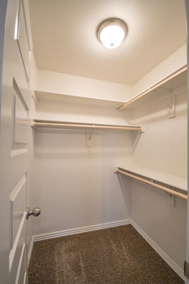 Building Photo - 635 N Keats Dr