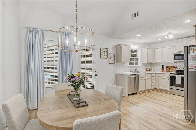 Building Photo - Beautiful 3BR/3BA Home with Private Pool in Commerce