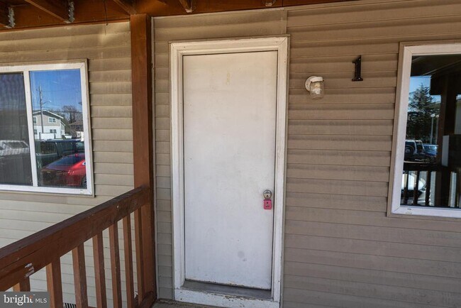 Building Photo - 516 Bay St