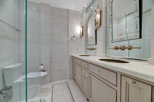 Building Photo - 1053 N George Mason Dr