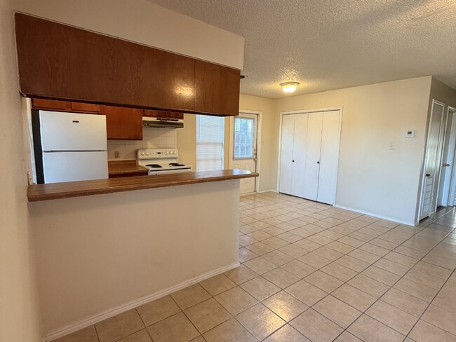 Building Photo - Bright & Inviting 2-Bedroom Duplex in a Highly Desirable Central Location